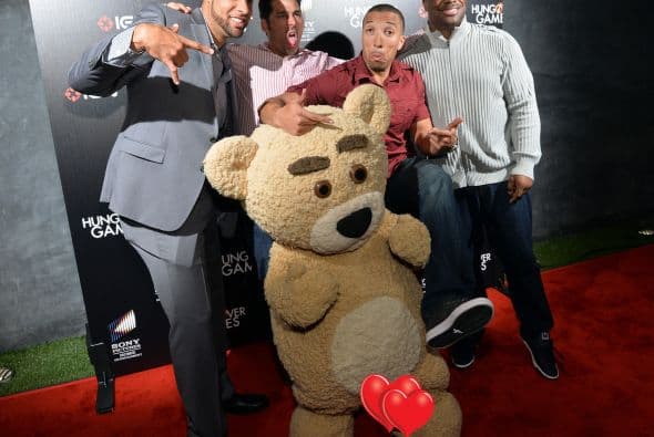 La alfombra de roja de la más reciente parodia 'Hungover Games' mostró personajes demasiados ilustrativos que para más de uso estuvo subidos de tono. La parodia de 85 minutos, se estrena este 18 de febrero y hasta el momento tienen un rating promedio entre los críticos del portal IMDB.com