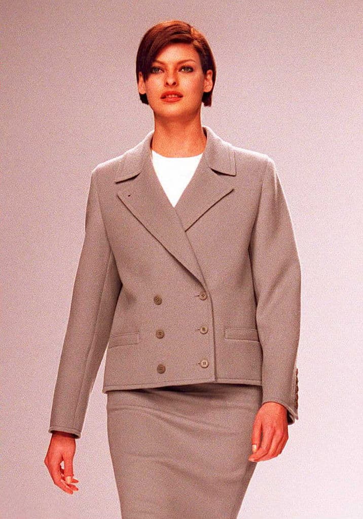 La tendencia eran los sacos cruzados en damas y caballeros, así lucían los trajes sastres.