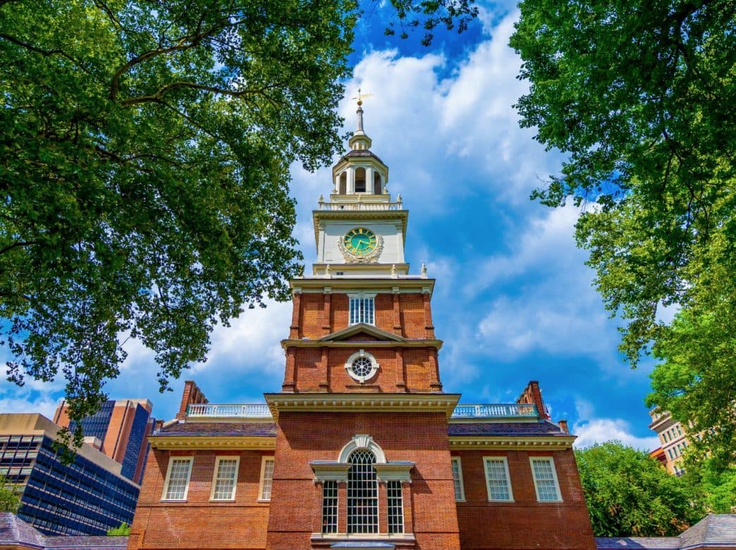 <b>Tour Independence Hall, el lugar de nacimiento de Estados Unidos</b>: Si bien las atracciones históricas abundan en Filadelfia, el Independence Hall tiene una importancia monumental para el desarrollo de la nación. En 1776, los Padres Fundadores firmaron la Declaración de Independencia en el Salón de Actos del edificio. Solo 11 años después, representantes de una docena de estados se reunieron aquí para sentar las bases de la Constitución de los Estados Unidos. Hoy en día, el sitio del Patrimonio Mundial de la UNESCO es la pieza central del Parque Histórico Nacional de la Independencia, y las visitas guiadas están disponibles durante todo el año. 
<b>Más lugares históricos <a href="https://www.univision.com/local/philadelphia-wuvp/los-sitios-historicos-mas-famosos-de-pensilvania-fotos">aquí</a>. </b>