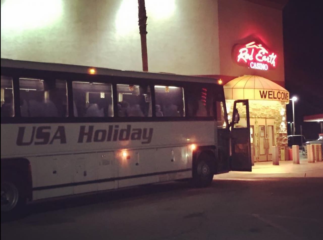 El autobús accidentado de USA Holiday en una de sus visitas al casino Red Earth, donde estuvo la noche del accidente.