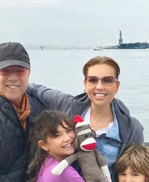 Tuvieron dos hijos: Sabrina Sakaë de 10 años y Matthew Alejandro, de 6.