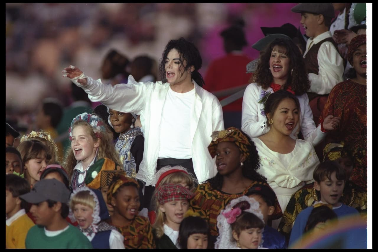 El show de medio tiempo de la final de la NFL nunca sería lo mismo después de que Michael Jackson se presentara en 1993. El intermedio del partido entre los dallas Cowboys y los Bufalo Bills en el Rose Bowl de Pasadena se convirtió instantáneamente en uno de los más memorables.