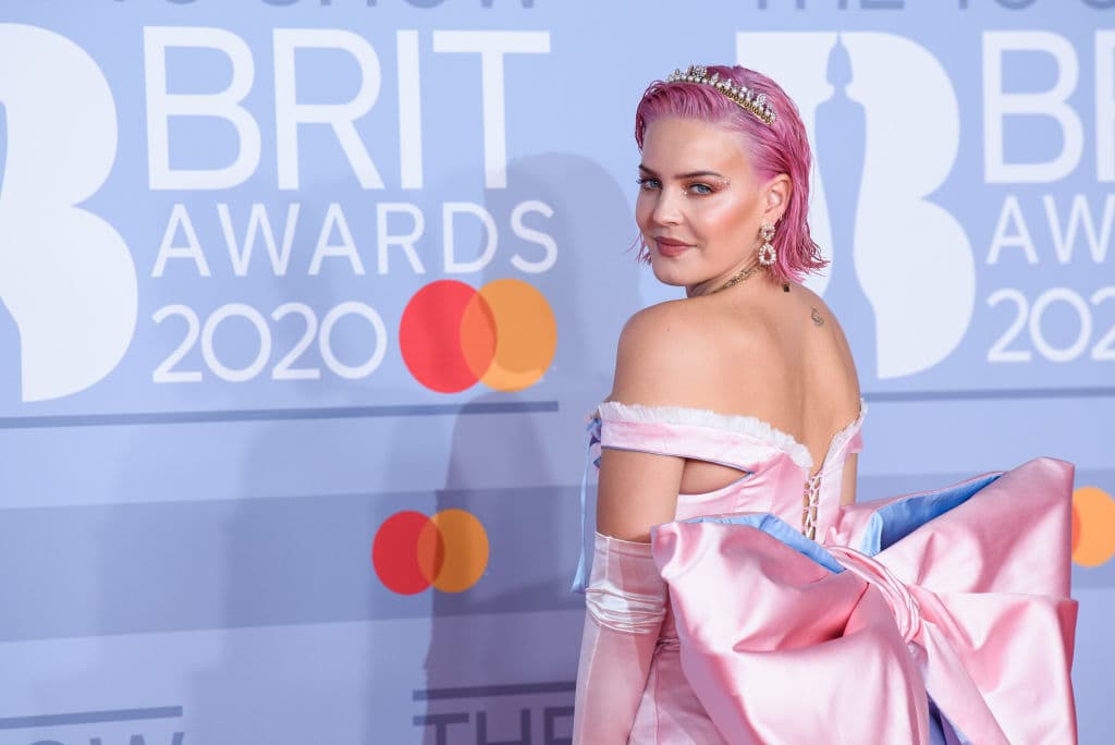 Usó un vestido en rosa pastel, que tenía un enorme moño en la parte trasera.
<br>