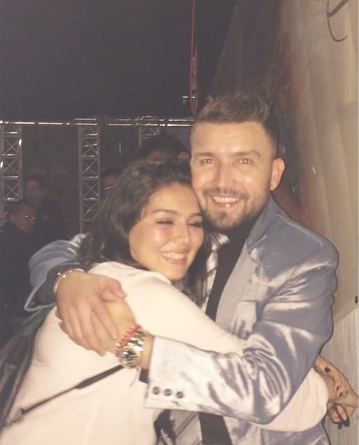 Cuando Poncho contrajo matrimonio en 2004, Yoselin fue la encargada de abrir el cortejo nupcial.