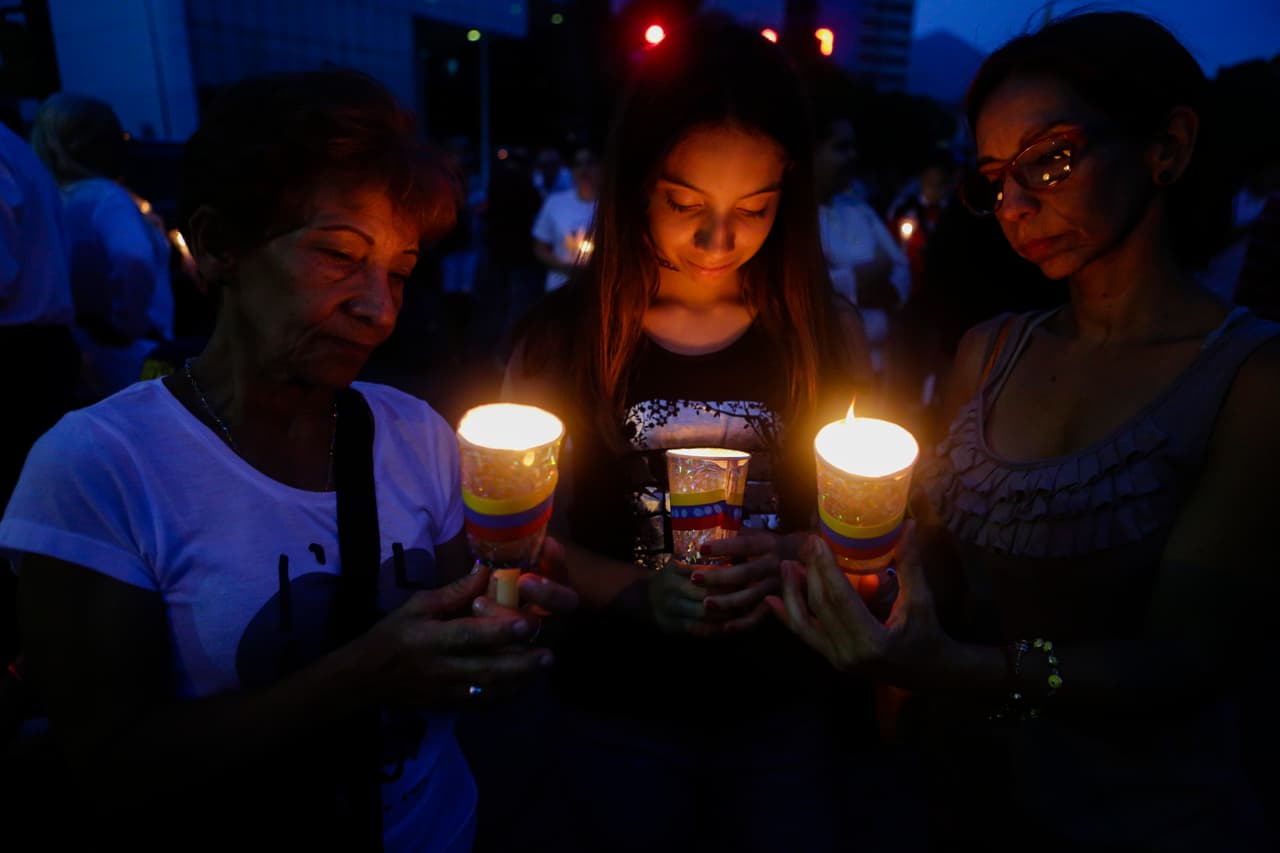 Dirigidos por sacerdotes católicos vestidos de blanco, cientos de venezolanos celebraron la noche del domingo un oficio de difuntos a la luz de las velas por al menos cuatro personas fallecidas en las calles tras la fuerte represión de las fuerzas del gobierno contra manifestaciones opositoras.