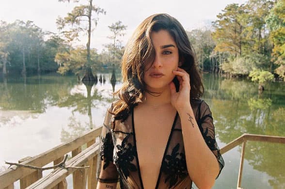 Lauren dijo ser una "mujer cubano-americana bisexual y muy orgullosa de ello", al mismo tiempo que anotó ser "la hija y nieta de inmigrantes que fueron lo suficientemente valientes para dejar sus hogares y venir a un mundo nuevo".