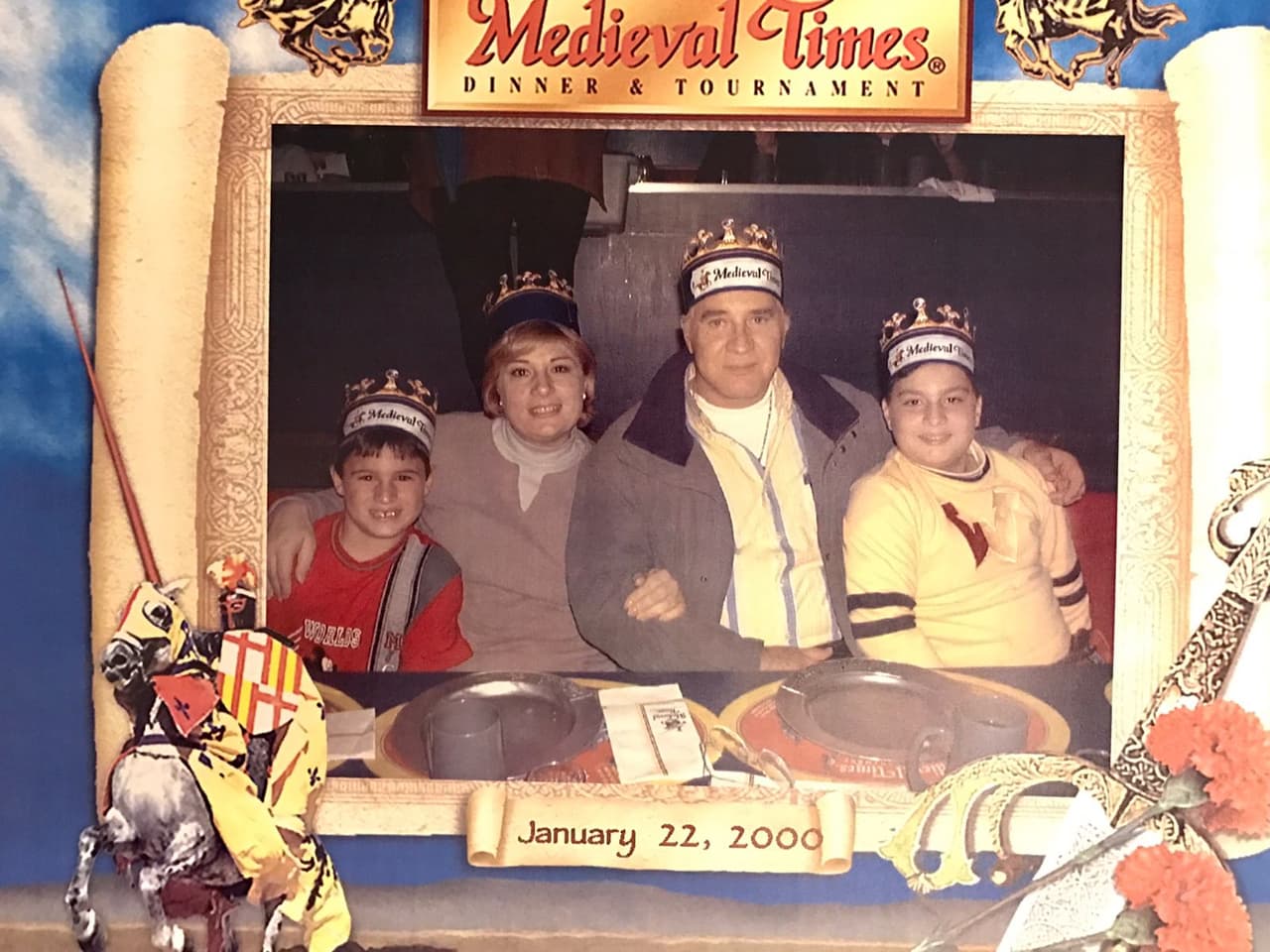 En enero de 2000, Rogelio, Maribel y sus hijos asistieron a un espectáculo de torneo medieval y quisieron inmortalizar ese instante con esta foto.