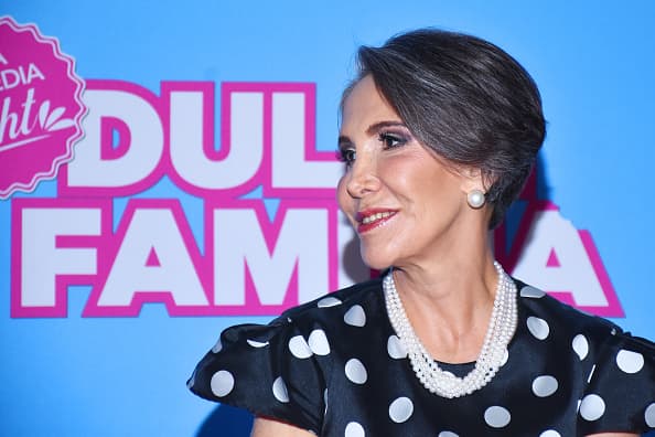 Fue más clara aún: 
<b><a href="https://www.univision.com/famosos/disfrutar-de-la-playa-como-cualquier-familia-un-lujo-que-thalia-y-los-suyos-casi-no-pudieron-darse-fotos">“(Thalía) está muy lejos</a></b>. ¿Cómo platico con ella? No, ella tiene su mundo y su vida ocupada”.