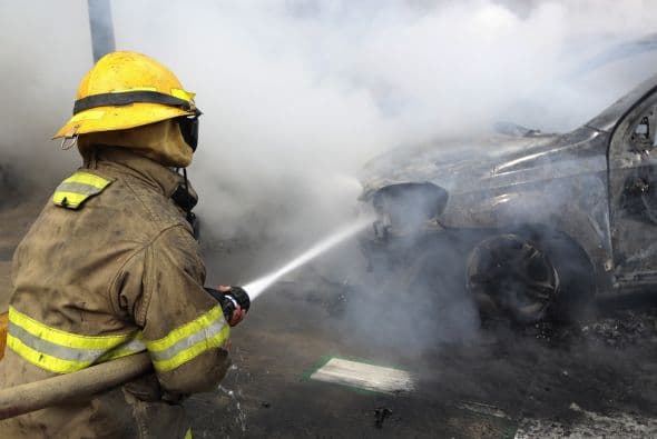Así luce uno de los vehículos mientras los bomberos apagaban el incendio.