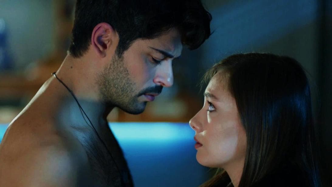 En Amor Eterno lo vemos sufrir por no poder estar junto a Nihan (Neslihan Atagül Dogulu). Su relación ha tenido un sinfín de obstáculos.