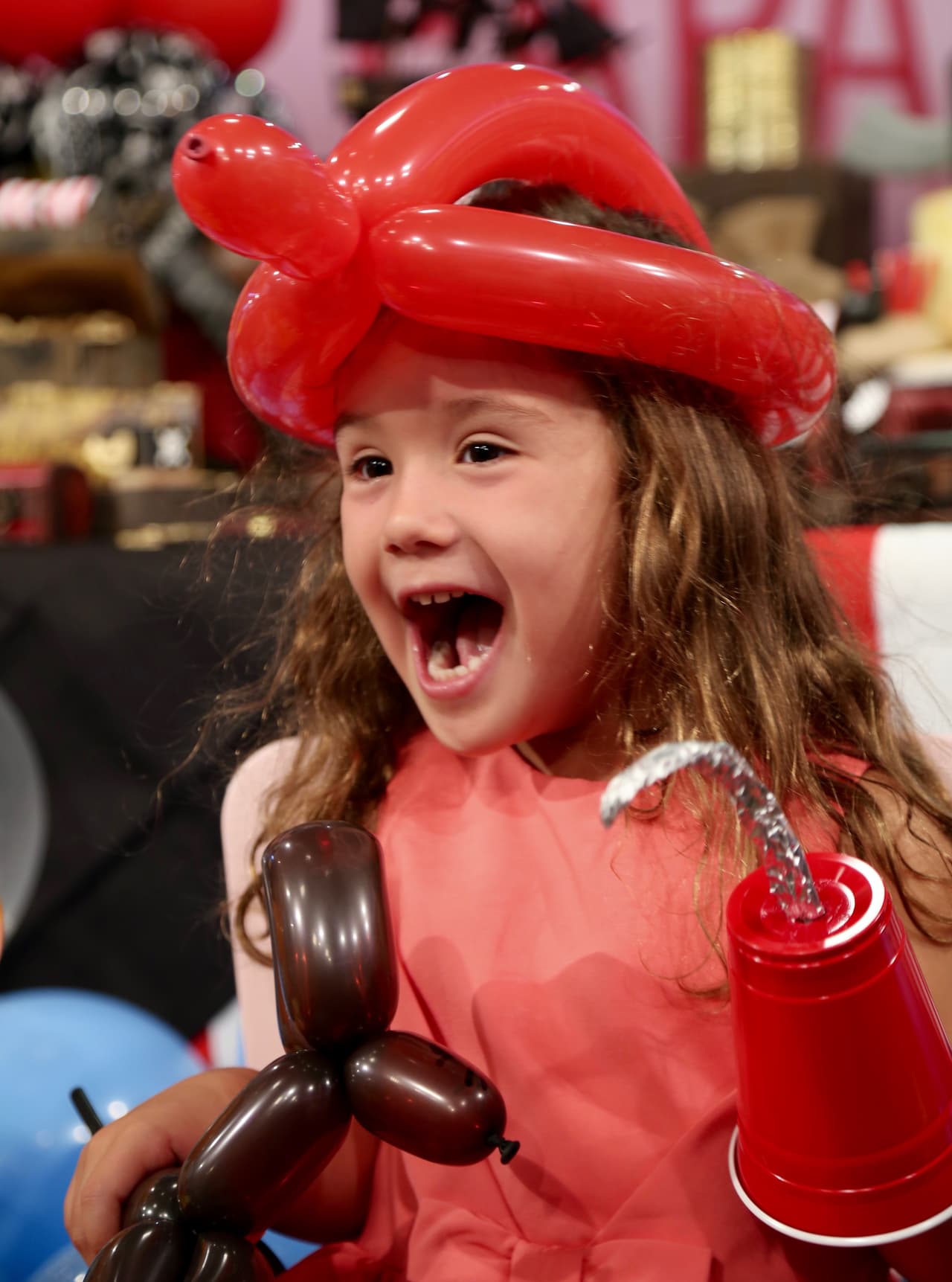 "El otro día llegó y me dijo
<b><a href="https://www.youtube.com/watch?app=desktop&v=KEjtX35K3Vo" target="_blank"> 'mamá, necesito un mánager'</a></b>", contó la hija de Angélica María. 
<br>