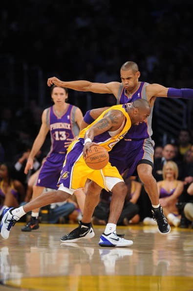 Kobe Bryant # 24 de los Lakers de Los Ángeles se enfrenta a Grant Hill # 33 de los Phoenix Suns en el Staples Center el 10 de enero de 2012 en Los Angeles, California