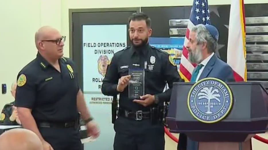 Reconocen a oficial hispano que salvó a un niño que padece autismo tras caer a un río en Miami