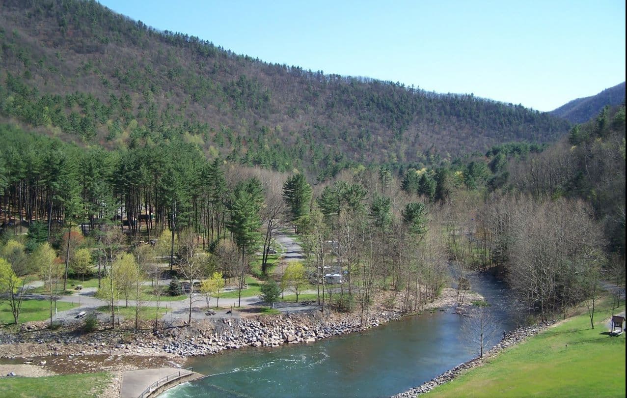 <b><a href="https://www.dcnr.pa.gov/StateParks/FindAPark/LittlePineStatePark">Little Pine State Park</a></b>. McKee's Run Vista, ubicado en Little Pine State Park, brinda una hermosa vista del valle de Little Pine Creek y las montañas que rodean el parque.