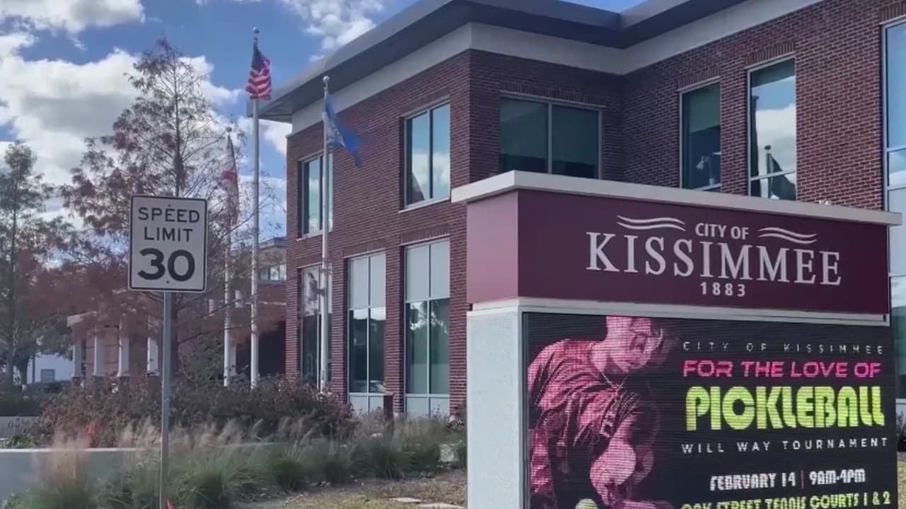 Kissimmee detiene contrataciones ante el posible impacto presupuestario de la Enmienda Tres