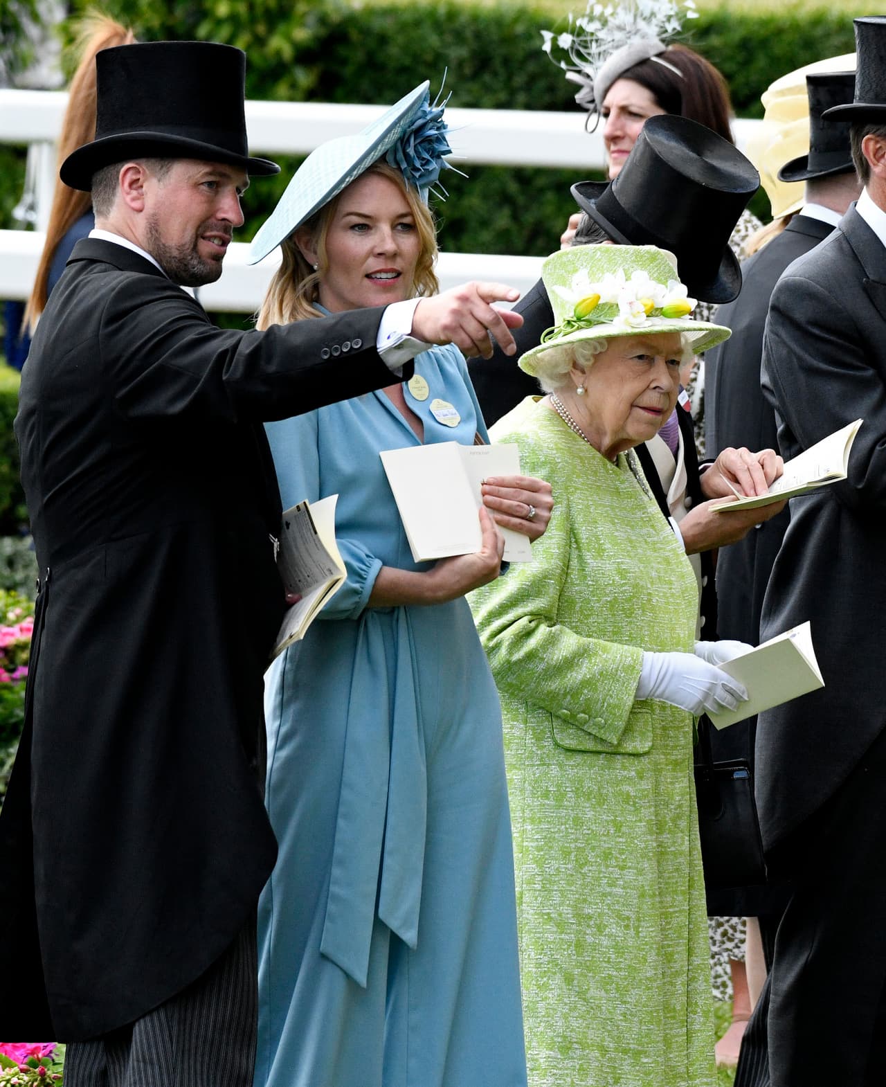 En el comunicado que emitieron Phillips y su esposa aclararon que desde finales del 2019 le informaron su decisión a la reina, quien 
<b><a href="https://www.univision.com/famosos/las-primeras-fotos-de-la-reina-isabel-con-cara-de-pocos-amigos-despues-del-escandalo-desatado-por-meghan-y-harry-fotos" target="_blank">ya enfrentaba otras dificultades</a></b>. 
<br>