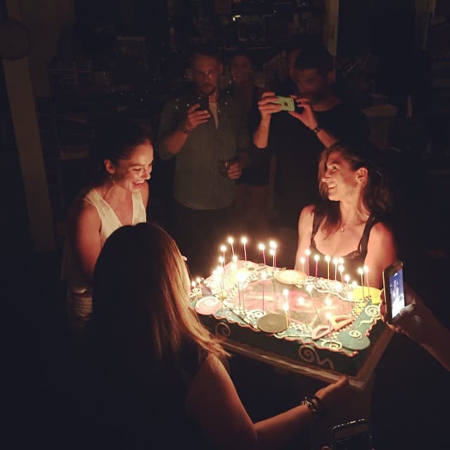 En su sitió TMZ demostró cómo Minka sacó de cuadro al actor para no esparcir sospechas de romance.