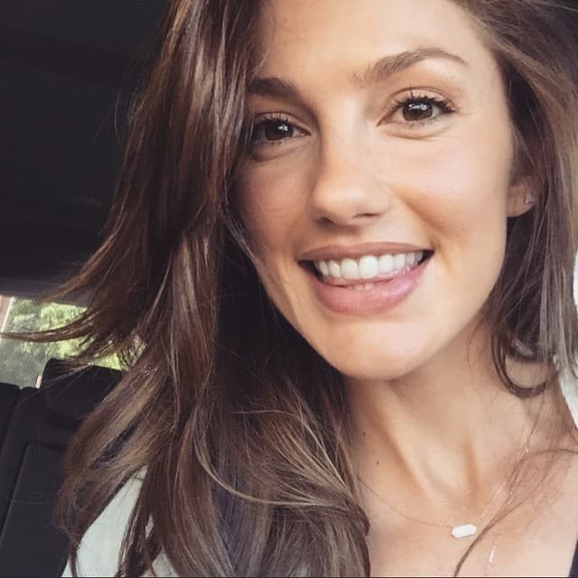 Se trata de Minka Kelly, con quien se le vio cenando recientemente.