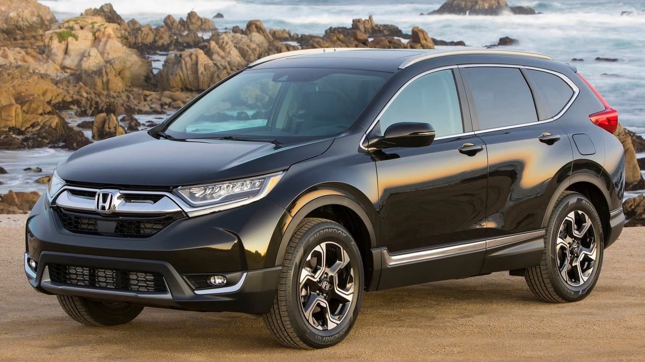 Honda, que mantiene una presencia oficial en Estados Unidos desde 1969, donde desde muy temprano se ganó una 
<b>merecida reputación de confiabilidad y calidad</b> que le ha ganado un estatus de culto, especialmente en áreas de la costa oeste del país. El 
<b><a href="https://www.univision.com/noticias/honda/este-es-el-nuevo-honda-accord-2018-en-fotos-fotos" target="_blank">Honda Accord</a></b> se disputa la supremacía en el campo de los sedanes familiares con el Toyota Camry, mientras que la Honda CR-V tomo para si el primer lugar en el disputado y lucrativo mercado de las camionetas compactas. 
<br>
<br>En la imagen: 
<b>Honda CR-V 2017</b>