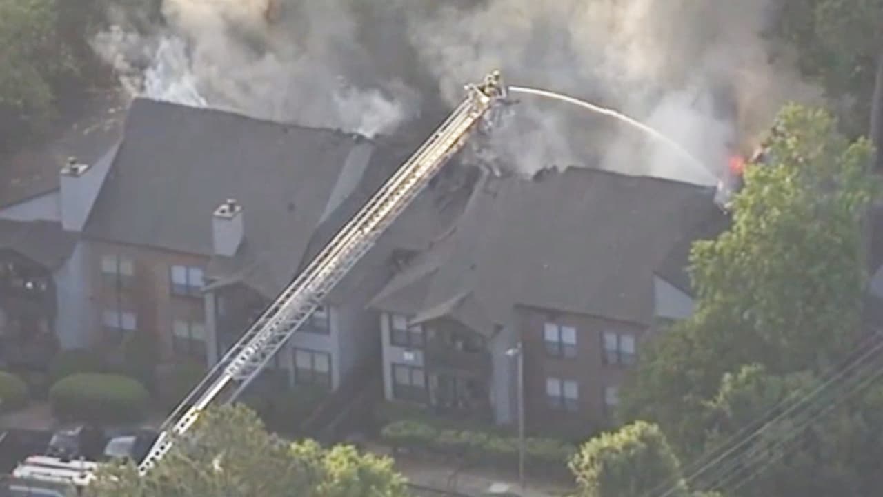 Se incendia complejo de apartamentos en Carrboro y deja al menos 3 heridos