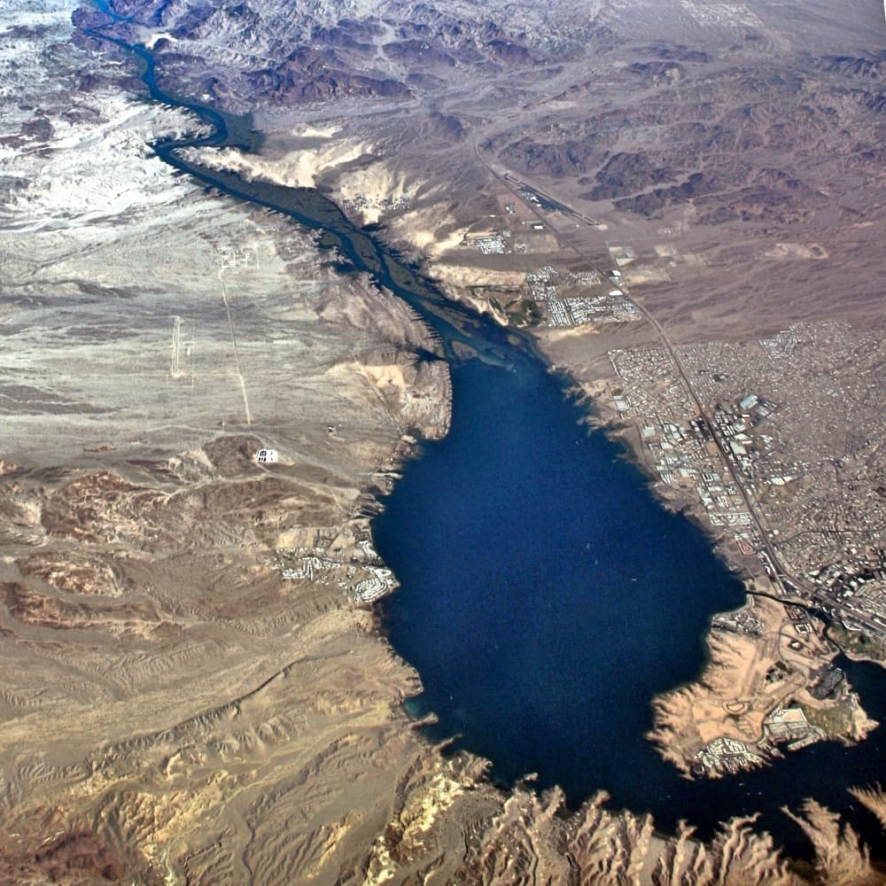 Las aguas del río Colorado en Lake Havasu City que dividen California y Arizona.
