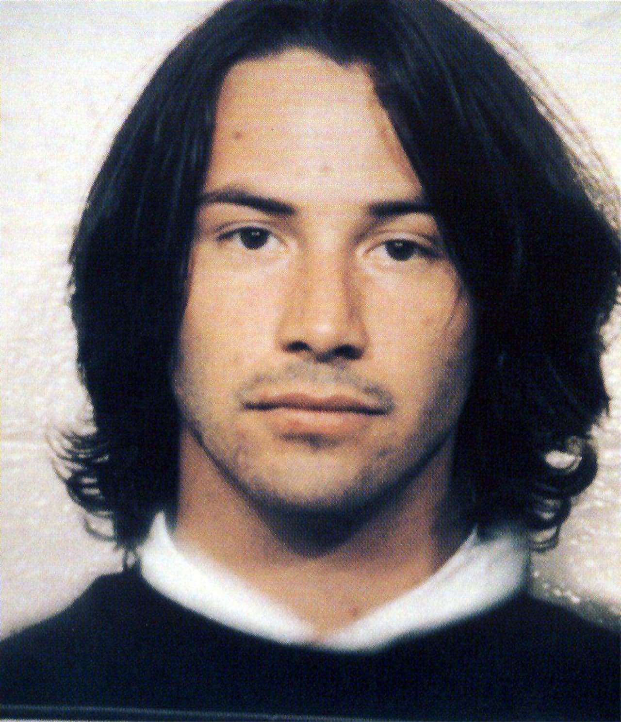 El guapo Keanu Reeves fue detenido por conducir ebrio y agredir a los oficiales en 2006.