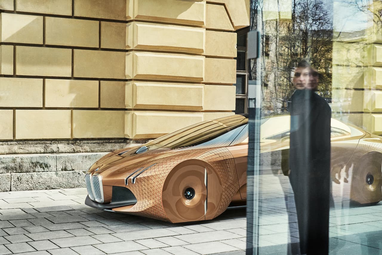 En línea con lo que habíamos visto en el Vision Next 100, un concept que BMW mostró al celebrar su centésimo aniversario, i Next llegará con características propias de la nueva era de la movilidad: motorización eléctrica, conectividad digital y una fabricación donde la reducción de peso será una de las prioridades.
