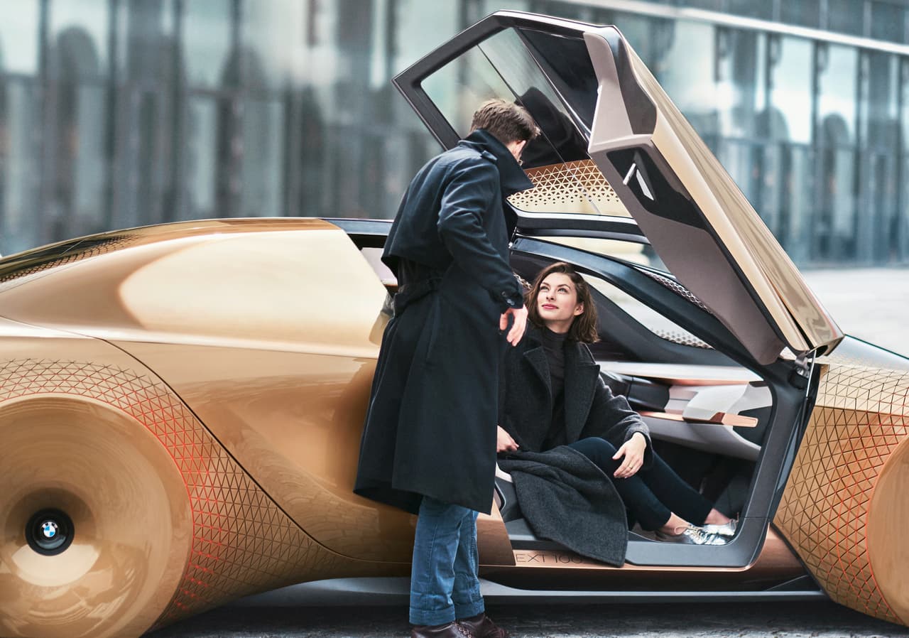 Por su parte, el BMW i3 es un vehículo 100% eléctrico. El modelo año 2017 fue presentado recientemente con mejoras significativas en su autonomía, siendo capaz de alcanzar las 114 millas con una sola carga de su batería. El modelo anterior llegaba a las 81 millas.