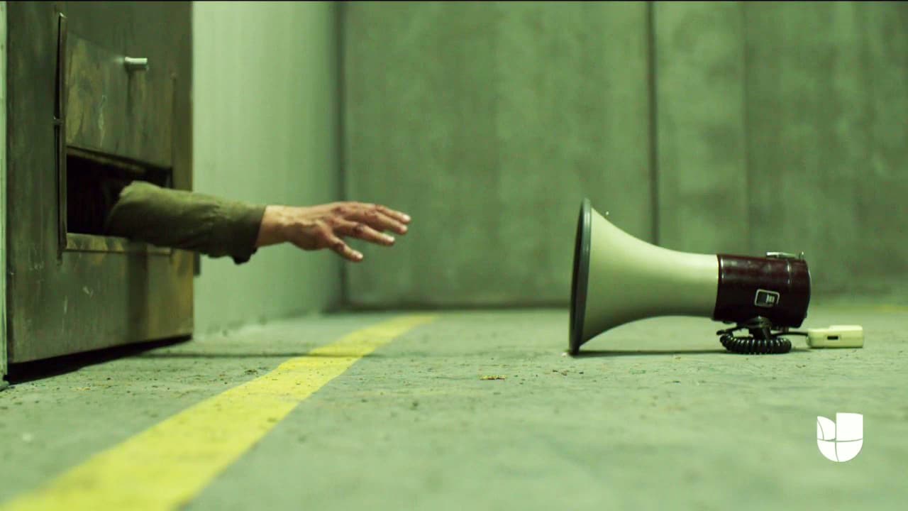 El narcotraficante intentaba alcanzarla a través de una rendija, pero sus esfuerzos eran inútiles.