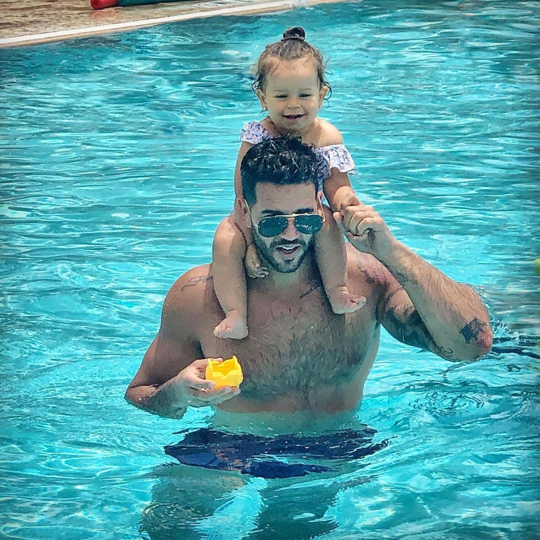 Al tener dos niñas y una mujer a quien amar, el instinto protector de Yisus está en la máxima potencia. “Tu flotador, tu barco, tu ancla... lo que tú quieras.”, escribió el conductor al pie de la fotografía donde se le ve disfrutando en el agua con Silvana.