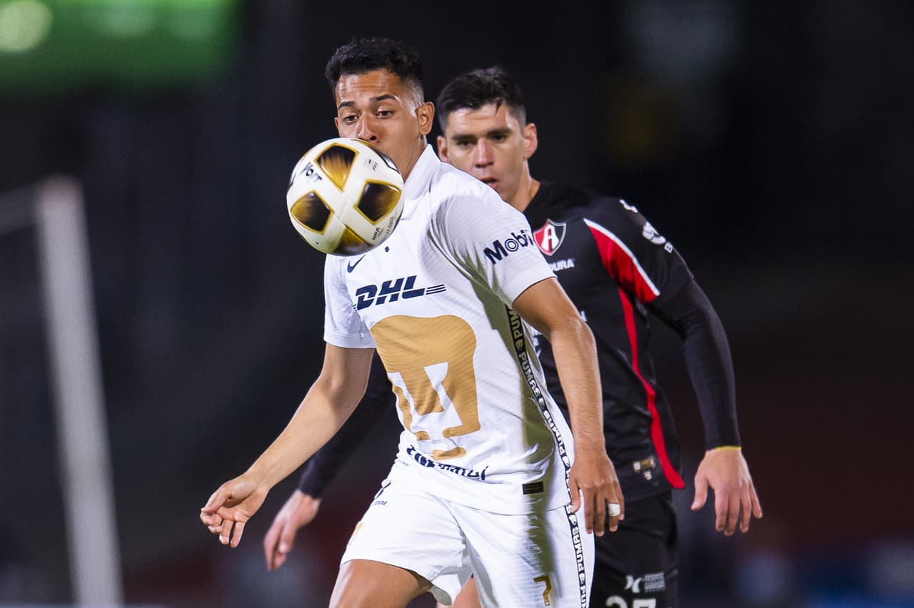 Con un cañonazo de Julio Furch en el primer tiempo, Atlas logra vencer de visita a los Pumas 0-1 y tomán una muy cómoda ventaja en las semifinales del futbol mexicano.