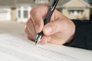 <b>¿Cuáles son los requisitos para calificar al Programa de Rescate hipotecario de California?</b>
<br>Para recibir la ayuda económica de hasta $20,000 para pagar los impuestos o $80,000 para la hipoteca de tu casa debes cumplir estos tres requisitos:
<br>
<ul>
 <li>Haber sido afectado por la pandemia del coronavirus</li>
 <li>Tener ingresos anuales menores al 150% del ingreso medio de la ciudad donde vives</li>
 <li>Deber al menos un pago de los impuestos antes del 31 de mayo de 2022</li>
 <li>Para quienes piden ayuda para el pago de la hipoteca, tienen que deber dinero a uno de los servidores participantes en el programa</li>
 <li>No tener ahorros o efectivo igual o mayor al monto de la ayuda que solicita.</li>
</ul>