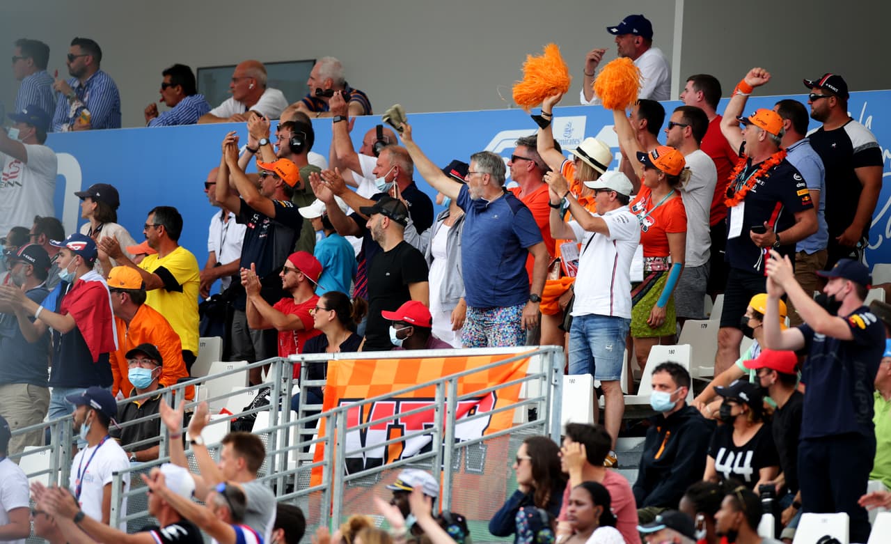 Sergio 'Checo' Pérez logra subir al podio en la Formula 1 junto a su compañero de Red Bull, Max Verstappen, y Lewis Hamilton. El mexicano llegó en tercera posición, mientas que el piloto británico se adjudicó la segunda plaza. El neerlandés fue campeón del Gran Premio de Francia y fue nombrado piloto del día.