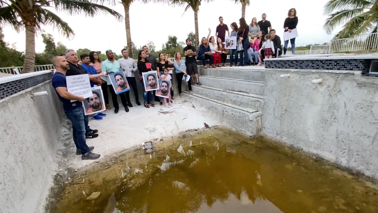 Más de 40 familias denuncian que pagaron miles de dólares en varias partes a Joseph Valdés, de la compañía Sunshine Pools and Contracting Group, para que les construya una piscina.