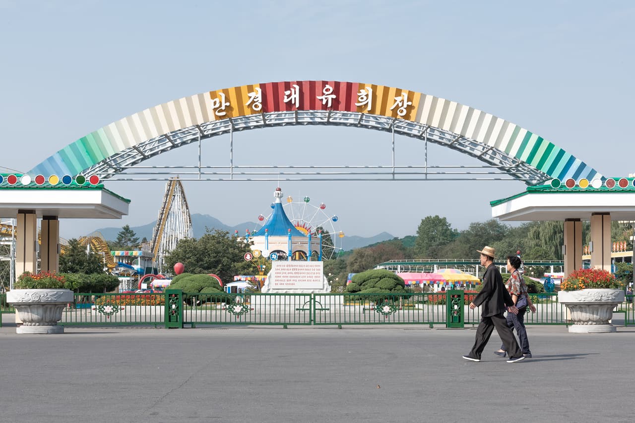 Parque de atracciones Mangyongdae. “Pyongyang tiene dos parques donde la gente va a relajarse después de un duro día de trabajo. Allí verá el lado desinhibido de los ciudadanos, que abandonan su lenguaje corporal disciplinado para gritar, reír y regocijarse, explica Ted Lau sobre esta fotografía.
<br>
<br>Es parte del libro
<i>'Between Doors: In the DPRK</i>' (
<a href="https://daylightbooks.org/products/between-doors-in-the-dprk"><u>‘Entre puertas: en la República Popular de Corea del Norte’, en español</u></a>), "mi perspectiva de una tierra hermosa y con gente hermosa”, según el fotógrafo.