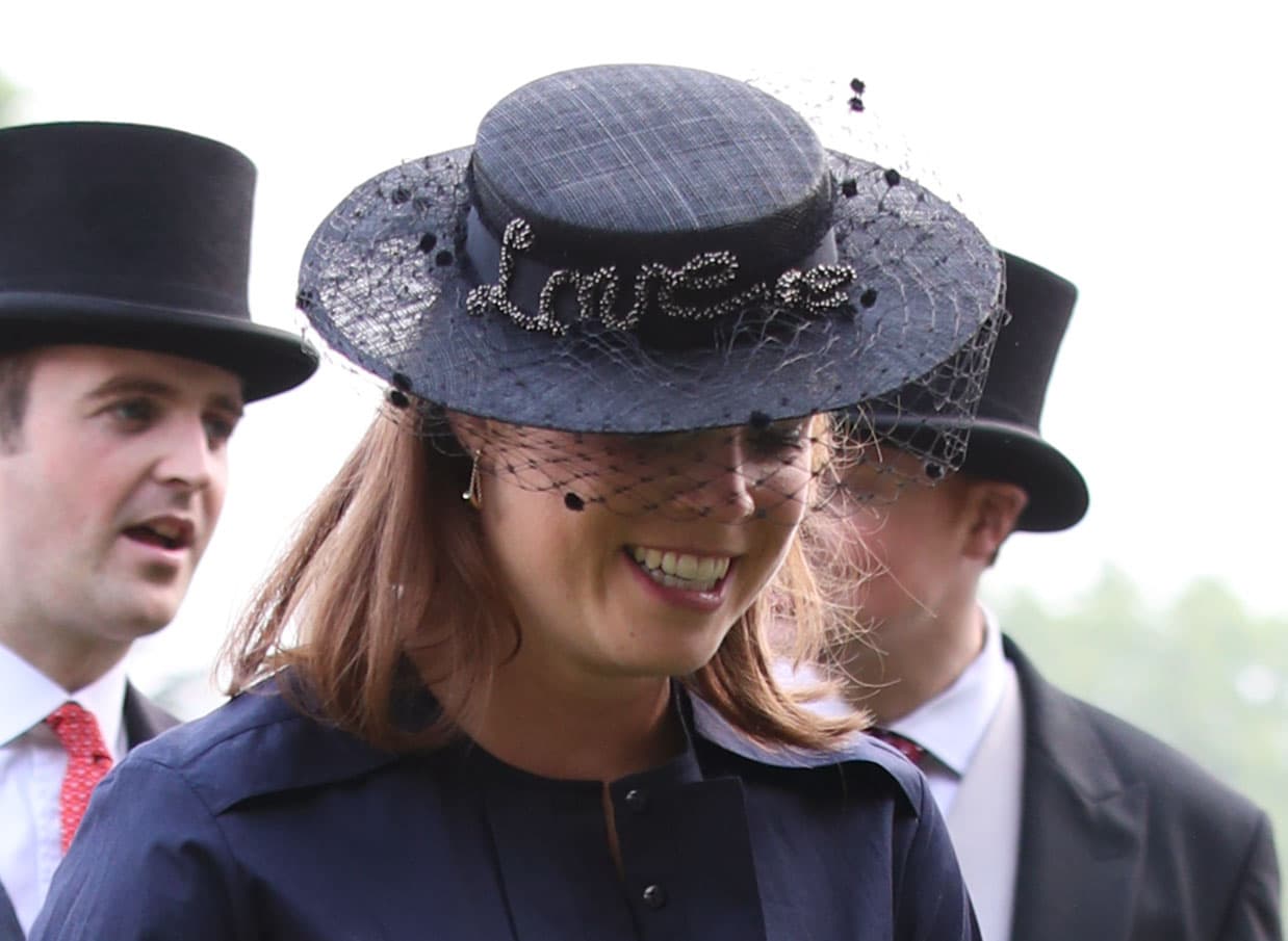 La princesa ha sabido dominar con maestría ese difícil arte de llevar la cabeza elegantemente cubierta, sobre todo en eventos oficiales. Como lo hizo en la fiesta en los jardines de Buckingham este año llevando un sombrero 'boater' azul marino de la japonesa
<a href="https://www.misaharada.com/collection/nina-2/">Misa Harada</a> con velo y la escrita "Love" en plateado.
