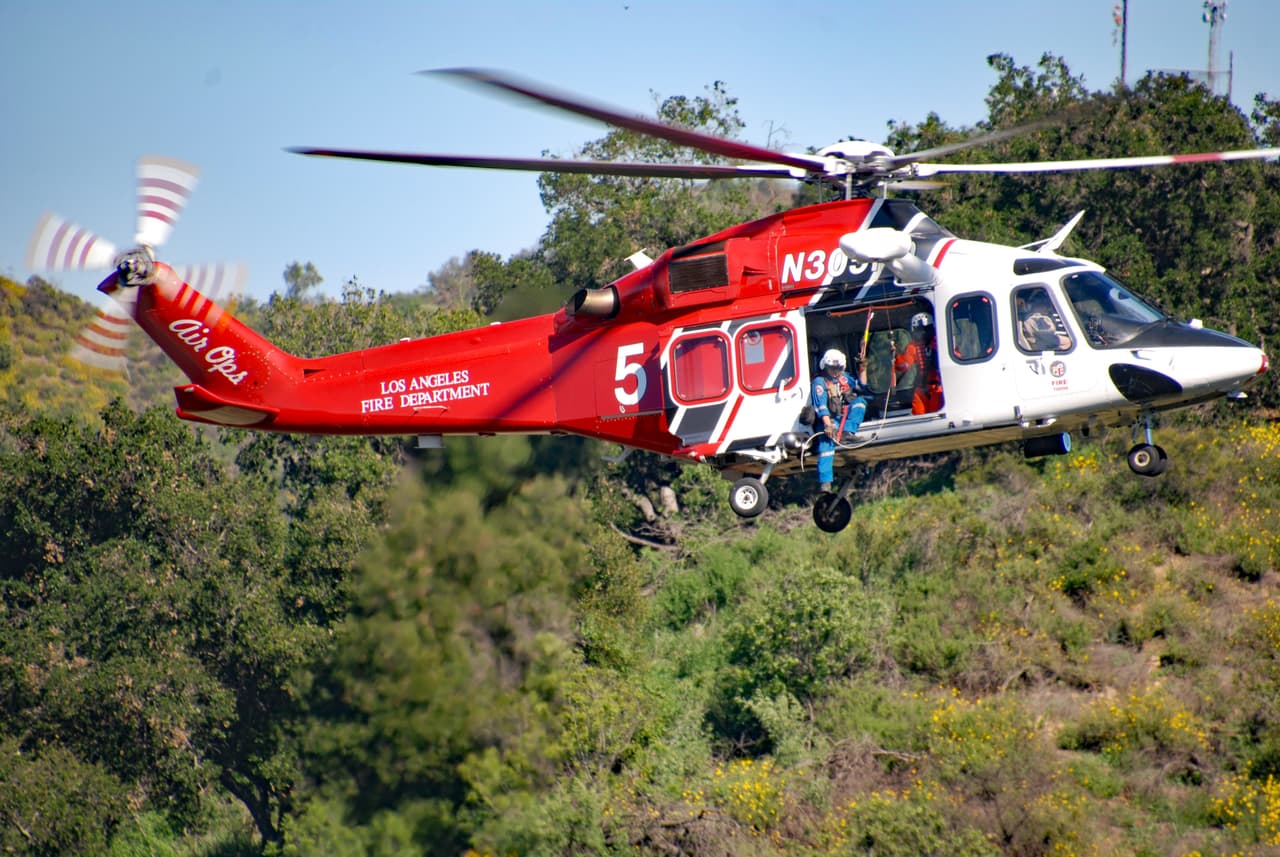 El Departamento de Bomberos de Los Ángeles (LAFD) respondió por tierra y aire para socorrer a la excursionista.