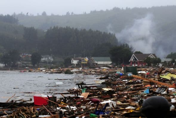 Tras el sismo vino un fuerte tsunami que destruyó varias zonas que ya habían estado afectadas por el movimiento telúrico. Además la alerta de tsunami se extendió a varios países. Este movimiento fue 31 veces más fuerte que el que azotó a Haití;; la energía que liberó fue cercana a 100 mil bombas atómicas.