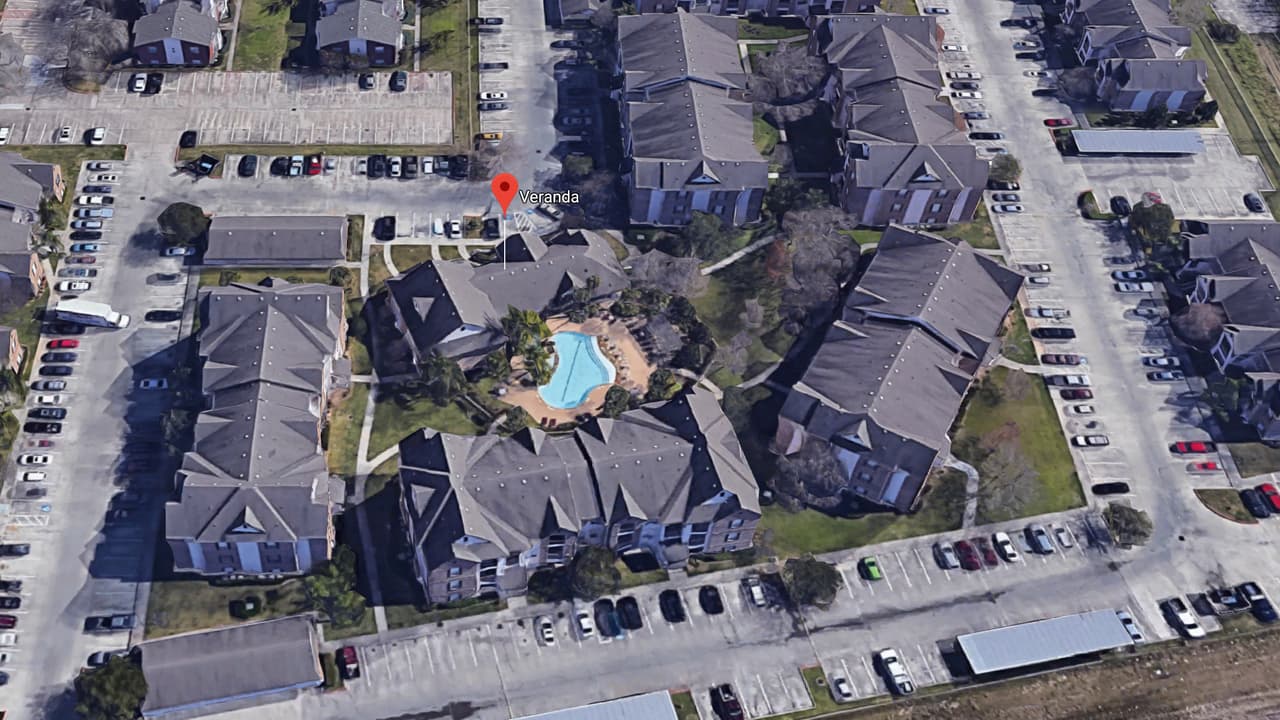 Hallan a un niño autista ahogado en una piscina en Texas City minutos después de reportarlo como desaparecido