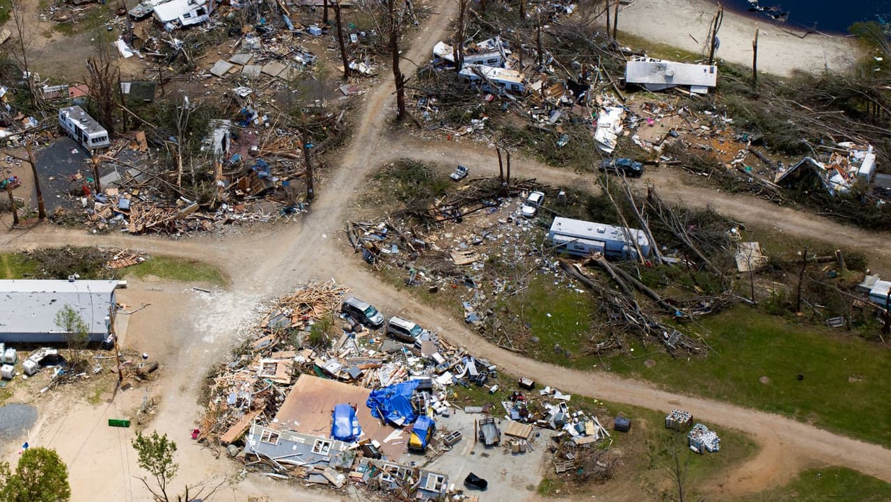 Qué hacer cuando golpea un tornado si está en su casa, automóvil o afuera 