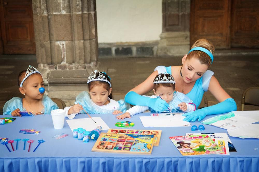 No cabe duda que la venezolana volvió a convertirse en niña y gozó cada minuto al lado de estas pequeñas guerreras.