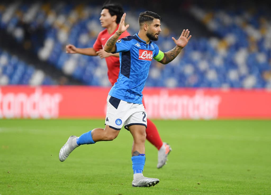 Lorenzo Insigne lamenta una oportunidad de gol errada.