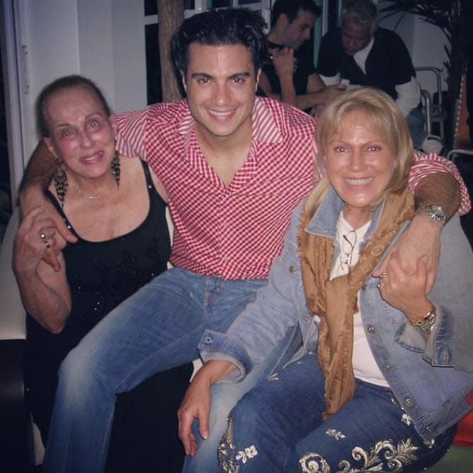 Finalmente, 
<b>el protagonista de 'La fea más bella' se mudó a casa del empresario. Esta situación dejó muy afectada a su madre</b>: "Poco a poco me fui yendo con él al cien por ciento y, siendo hijo único de mi mamá, eso fue devastador para ella", recordó Camil.
<br>