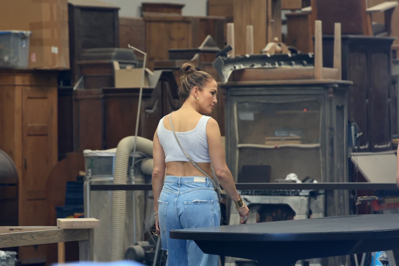 JLo fue captada el 26 de julio en la tienda Big Daddy's Antiques Furniture en Los Ángeles, buscando 
<a href="https://www.univision.com/famosos/jennifer-lopez-hija-emme-compras-ropa-vintage-fotos">muebles de segunda mano.</a>
<br>