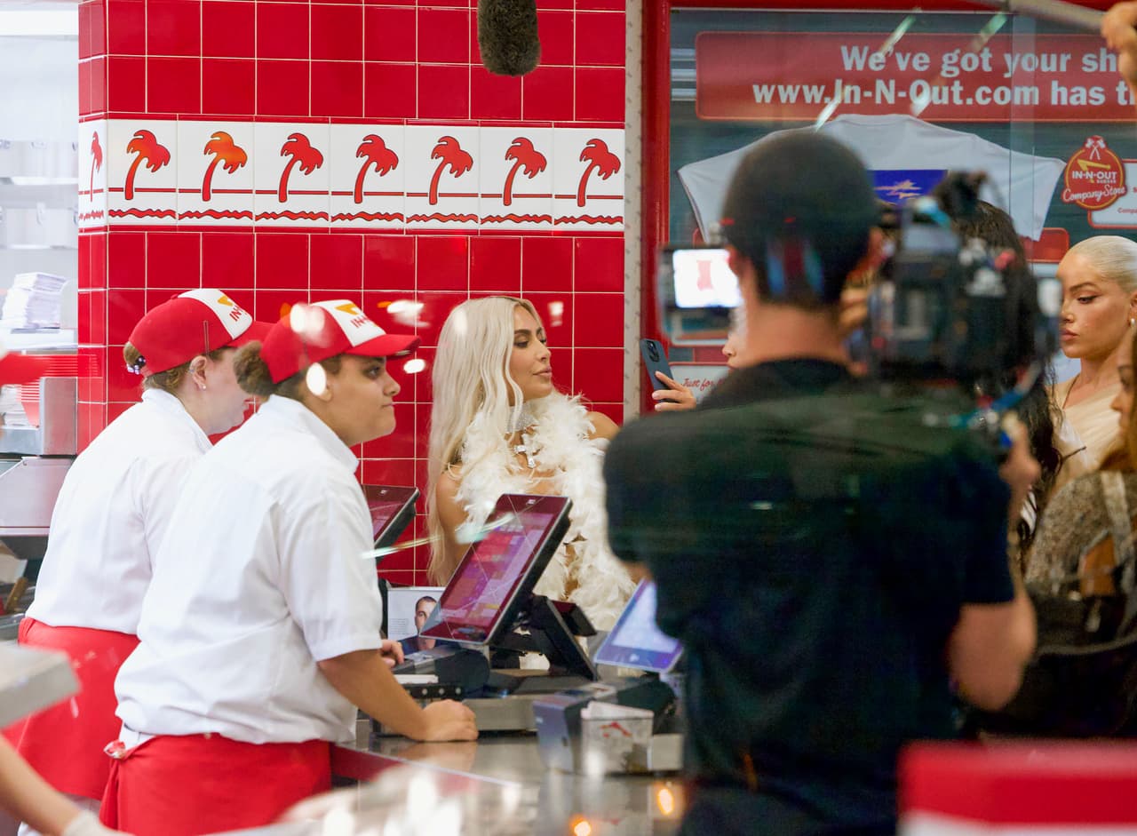 Kim Kardashian compartió cómo estaba pasando su cumpleaños con sus 332 millones de seguidores.