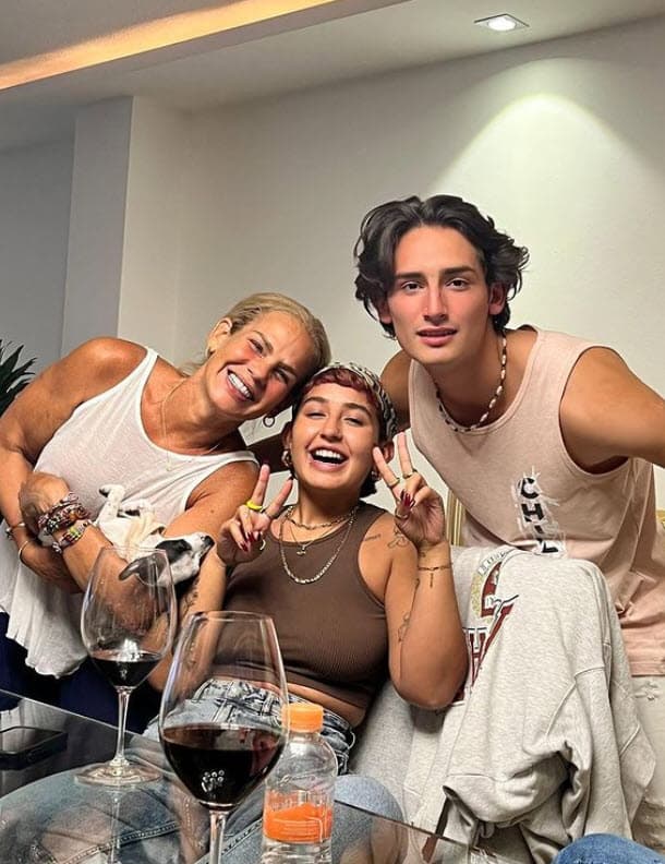 <b>Romina, la hija de Niurka,</b> le dedicó un tierno mensaje de amor a la polémica cubana: "Mientras más crezco más me doy cuenta de la increíble mujer que eres. Después de todo lo que te toco vivir sigues riendo y viviendo la vida al máximo, eres libre en toda la extensión de la palabra y la mujer con el corazón más grande del mundo. Eres ejemplo de lucha y amor. Eres grande madre Niurka Marcos. Te amo siempre".