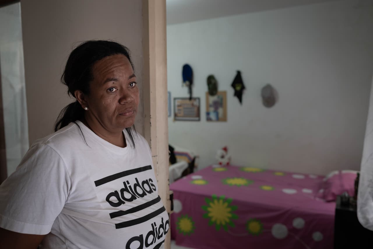 Sandra Moreno Valdés, en la recámara de Santiago Moreno Moreno, de 23 años, asesinado presuntamente por la policía en Cali.