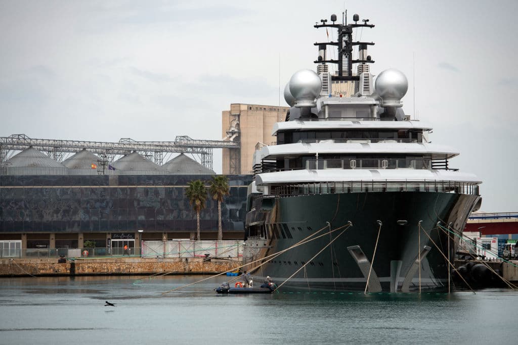 Las autoridades españolas confiscaron en marzo un megayate llamado 'Crescent' que se cree que pertenece a Igor Sechin, el sancionado director general del gigante petrolero ruso Rosneft, dijo una fuente policial a Reuters. El yate de 135 metros de eslora, es descrito por publicaciones especializadas como uno de los más grandes del mundo.