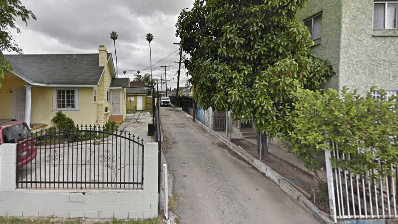 Descubren el cadáver de un hombre hispano en la cajuela de un carro abandonado en Los Ángeles