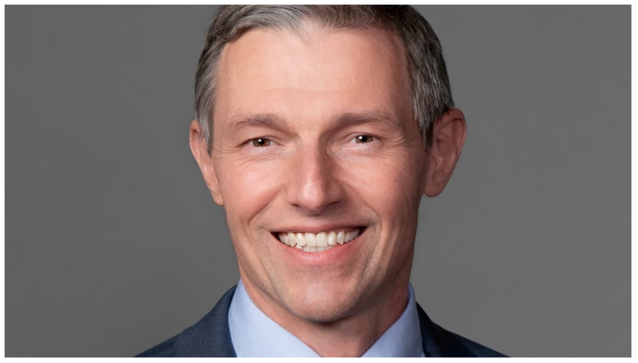 El senador Kennedy es patrocinador de la ley SB 16